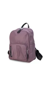 Mochila de nylon color lila con cierre principal y dos bolsillos frontales con cierre.