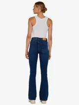 Pantalón de jean acampanado de tiro alto, color azul oscuro.