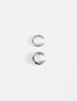 Set de dos earcuff plateados.