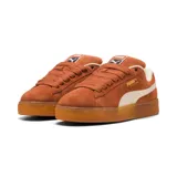 Championes Puma Suede XL color marrón con franja lateral blanca y suela de goma color caramelo.
