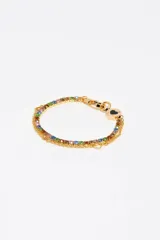 Pulsera de doble cadena en tono dorado con una hilera de cristales multicolores. Cuenta con un dije circular con un corazón negro esmaltado, un dije de corazón calado y cierre de mosquetón.