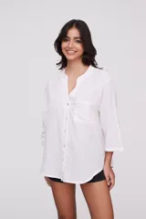Camisa de lino de corte holgado, con estampado de rayas en tonos suaves y mangas 3/4.