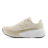 Championes New Balance More V6 color crema con logo blanco en el lateral, ideales para running.