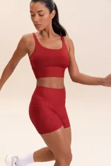 Top sin mangas color celeste con escote alargado y relleno extraíble, diseñado para comodidad y funcionalidad.