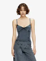 Top ajustado de tirantes finos, color azul oscuro con efecto lavado (acid wash). Presenta costuras marcadas en el busto con forma de corazón y un ajuste ceñido al cuerpo.