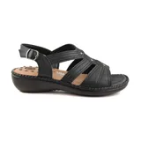 Sandalias bajas color rosa claro con múltiples tiras y hebilla lateral.