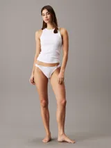 Bombacha clásica Calvin Klein color blanco, de algodón con textura acanalada y cintura elástica con logo de la marca.