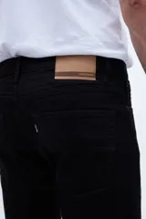 Bermuda de jean negra de calce clásico, pierna recta y tiro medio.