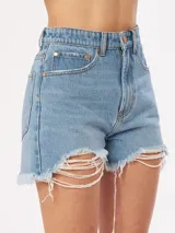 Short de jean negro con tiro alto, corte ajustado y terminaciones desflecadas con aberturas.