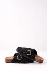 Zueco negro con estampado animal print, hebilla dorada y suela de corcho.