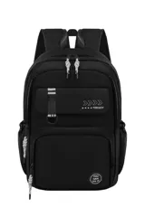 Mochila negra con múltiples bolsillos, tirantes acolchados y detalles en blanco.