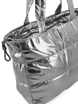 Bolso tipo shopper plateado con diseño acolchado horizontal. Tiene doble asa de hombro y cierre superior con tirador. Incluye bolsillo interior con cierre y compartimento para laptop de hasta 15".