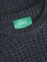 Sweater gris de punto con cuello redondo y mangas largas.