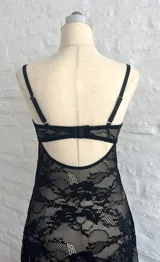 Top de encaje negro con animal print de leopardo y tirantes finos.