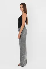 Musculosa negra de algodón con cuello redondo y sisas anchas.