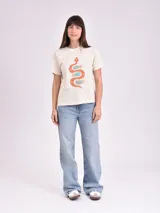 Remera celeste de algodón con estampado de flor y texto "Real View".