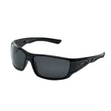 Lentes de sol MDQ modelo Sirsa, con montura rectangular negra y lentes grises.