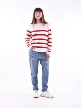 Sweater de punto color blanco con rayas horizontales negras, de corte holgado y mangas largas.