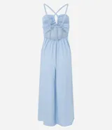 Vestido midi celeste confeccionado en jeans, con tirantes finos, escote en V, lazo en la espalda y detalle cutout.