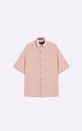 Camisa beige de manga corta con calce oversize y canesú en la espalda.