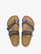 Sandalias Birkenstock modelo Mayari, color azul metalizado, con dos tiras finas ajustables y plantilla anatómica de corcho.