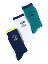 Pack de tres pares de medias deportivas Umbro de caña media, con diseño acanalado y logo de la marca. Incluye un par azul marino con detalles en amarillo, un par blanco con detalles en azul marino y un par verde con detalles en azul marino.