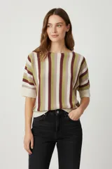 Sweater de acrílico a rayas horizontales en tonos beige, verde y borgoña, con cuello barco y mangas cortas.