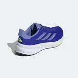 Championes de running Adidas Response, color azul vibrante con detalles en celeste y tres franjas plateadas. Cuentan con mediasuela de EVA blanca y una línea de acento amarillo neón, y suela de caucho negra.