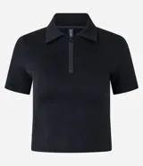 Blusa negra de poliéster con elastano, modelo polo, con cremallera en el cuello, manga corta, texturizada y seamless.