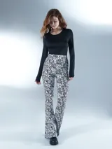 Pantalón palazzo con estampado de cebra en blanco y negro.