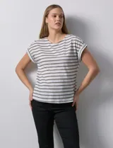Blusa de Catherine Malandrino con estampado a rayas horizontales en blanco y gris, con apliques de botones dorados en los hombros y mangas cortas con dobladillo.