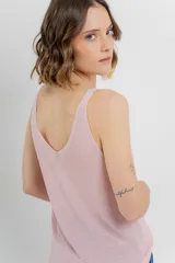 Musculosa tejida color azul eléctrico con hilo brillante, escote en “V” delantero y trasero.