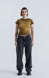 Pantalón de denim negro lavado, estilo wide leg, de cinco bolsillos y tiro alto.