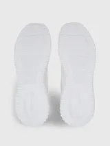 Zapatillas urbanas Calvin Klein Jeans modelo Eva Runner, color blanco con detalles en rosa. Confeccionadas en poliéster reciclado y malla, con cordones rosas y logo de la marca en el lateral.
