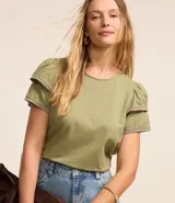 Blusa color verde oliva de mangas cortas con detalle de ganchillo en las mangas.