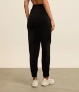 Pantalón deportivo verde oliva confeccionado en microfibra con cintura elástica.