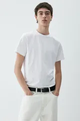 Remera blanca de corte ajustado, con cuello redondo ribeteado y bajo recto. Confeccionada con tejido funcional COOLMAX®, una fibra exclusiva de poliéster de secado rápido que elimina la humedad y regula la temperatura corporal proporcionando un ajuste cómodo y suave.