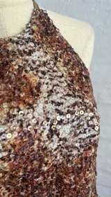 Top con estampado abstracto en tonos marrones y blancos, con tiras para atar en el cuello y la espalda.