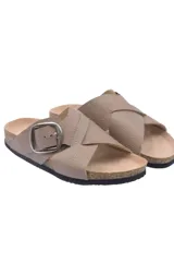 Sandalias negras cruzadas con hebilla plateada ajustable.