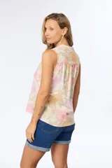 Musculosa de lino con estampado floral, cuello en V, cierre frontal con botones y bolsillos delanteros.