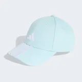Gorra de béisbol Adidas color celeste claro, confeccionada en sarga de algodón. Presenta el logo de las tres barras bordado en blanco en el frente y tres franjas blancas en la visera precurvada.