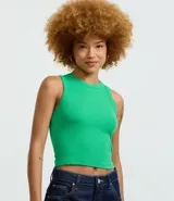 Top cropped musculosa verde, hecha en ribana de viscosa, con cuello redondo y superficie acanalada.