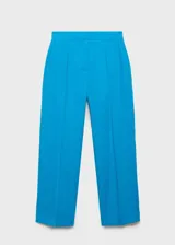 Pantalón de vestir color crema, de corte recto, con cierre de botón y cremallera, tiro medio y bolsillos laterales.