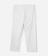 Pantalón de vestir blanco, de corte recto, con bolsillos laterales y traseros. Se ajusta a la cintura con cinturón de cuero marrón.