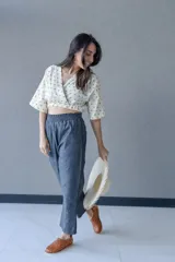 Top cruzado escotado color blanco con lunares color camel, con cintura elastizada y manga corta holgada.