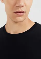 Camiseta negra de manga larga con cuello redondo.