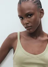 Top sin mangas color verde claro, de tejido de algodón elástico, corte entallado, con tirantes finos y cuello escotado en forma de V.