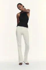Pantalón blanco de tiro alto con corte acampanado.