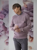 Sweater de corte clásico con diseño de textura, color gris, y bolsillo en el pecho.
