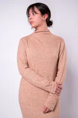 Vestido midi color beige, de tejido de punto acanalado, con cuello alto y mangas largas.